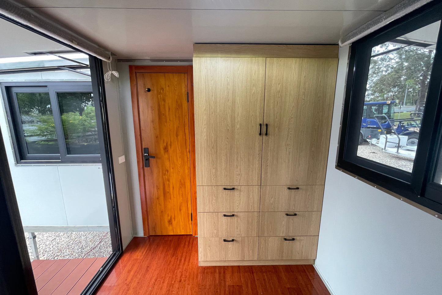 10.9m Expanding Mobile Cabin / Tiny Home